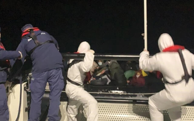 Marmaris açıklarında 13 kaçak göçmen kurtarıldı