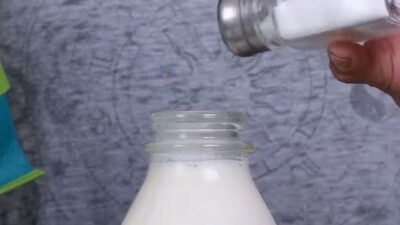 Sütün içine tuz koyup bekleyin…