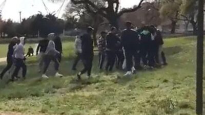 Bursa’da parkta kavga! Birbirlerine girdiler