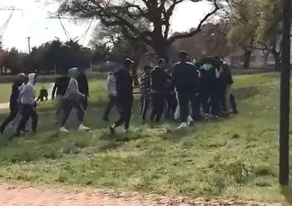 Bursa’da parkta kavga! Birbirlerine girdiler