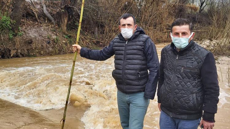 Bursa’da 3 yıldır akmayan dere taştı Bursa’nın İznik ilçesinde 3 yıldır akmayan dere taştı.