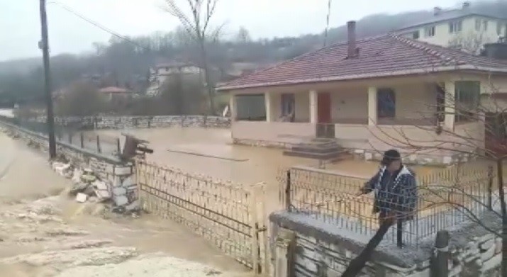 Bursa’da dereler taştı, köy sular altında kaldı Bursa’da dereler taştı, köy sular altında kaldı