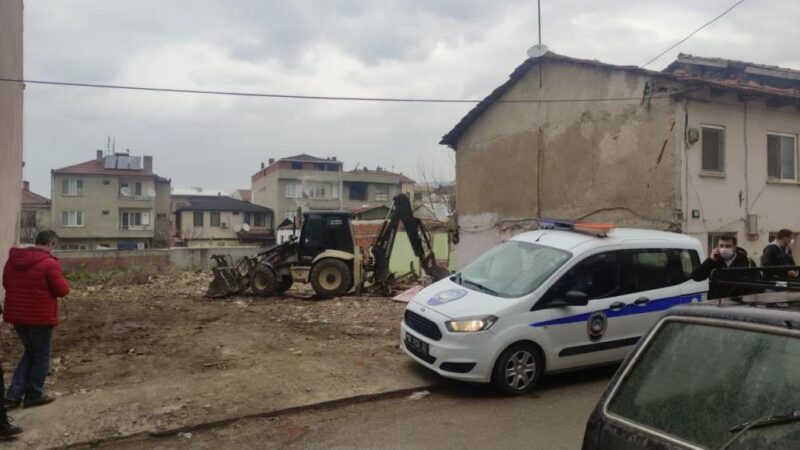 Bursa’da izinsiz yıkım durduruldu Bursa’da izinsiz yıkım polis ve zabıta ekiplerince durduruldu. Evlerinin eşyaları