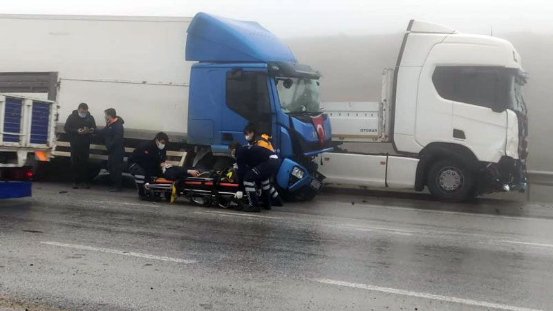 Bursa’da TIR’lar çarpıştı Bursa’nın İznik ilçesinde yoğun sis sebebiyle aynı yönde seyreden iki