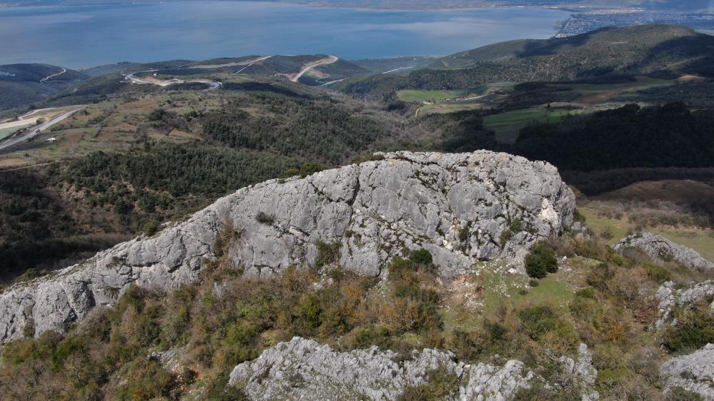 Bursa’da dev kayalardaki figürler gizemini koruyor
