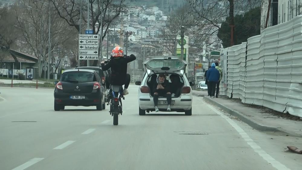 Bursa’dan pes dedirten görüntüler! Ölüme davetiye çıkarıyorlar