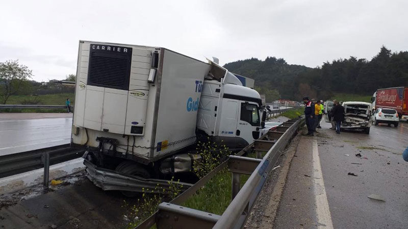 Bursa’da feci kaza! Ortalık savaş alanına döndü Bursa’da 4 aracın karıştığı kazada ortalık savaş alanına döndü.