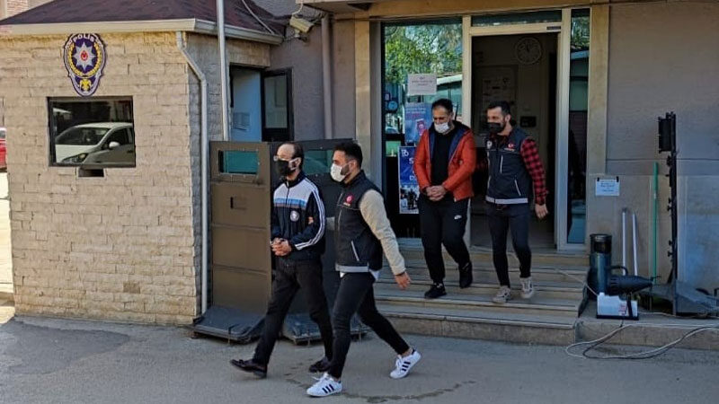 Bursa’nın Mustafakemalpaşa ilçesinde uyuşturucu sattığı tespit edilen 2 şüpheli, polisin