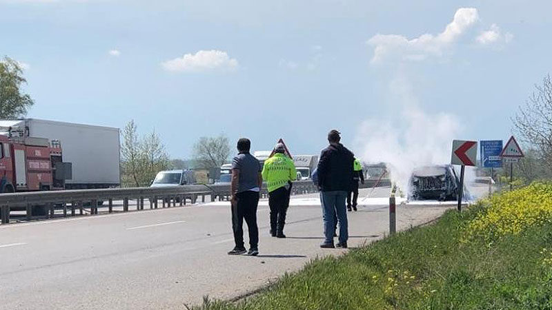Bursa Karacabey’de seyir halindeyken alev alan otomobil, kullanılmaz hale geldi.