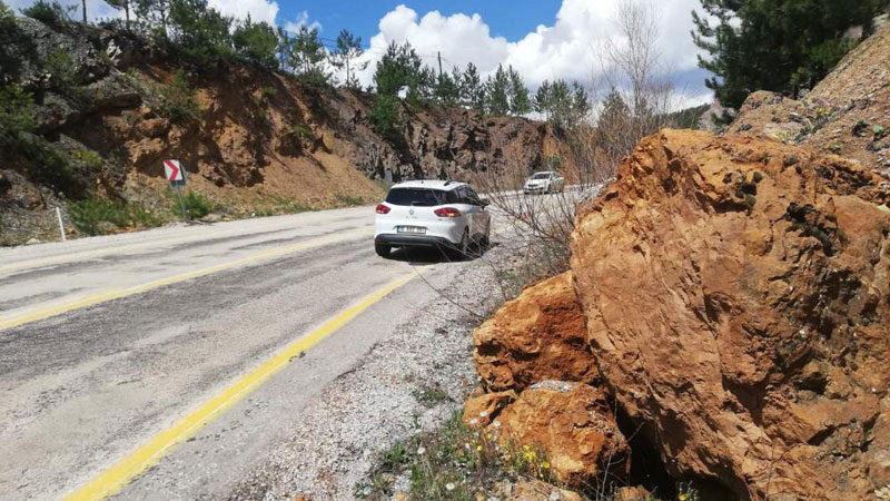 Keles yolunda korkutan olay Bursa’da Keles karayolunda yağış birlikte yol kenarında yamaçlardan düşen kayalar