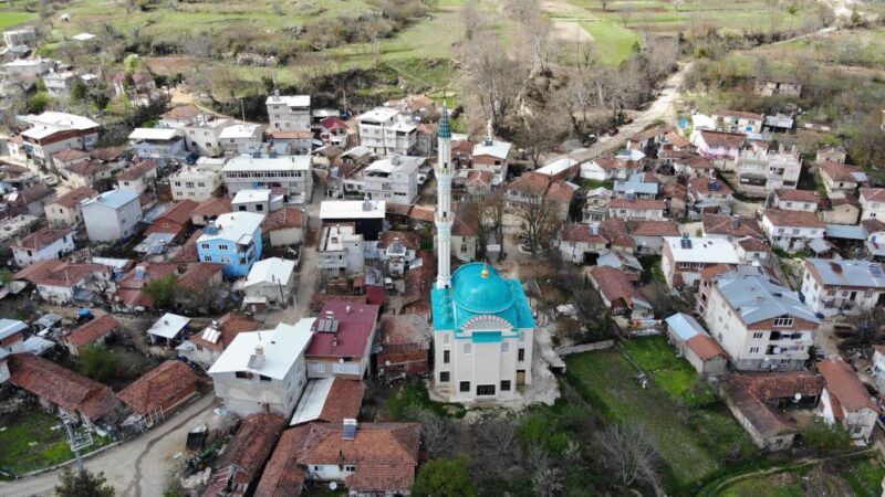 Bursa’da bu köyün kadınlarından 1,5 milyon liralık cami için katkı Bursa’da köylü kadınlar fırında ekmek yapıp satarak köylerine 1 milyon