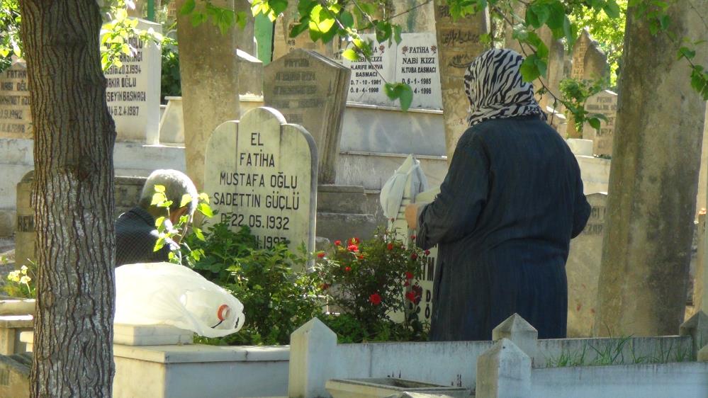 Mezarlıkta hayatının şokunu yaşadı