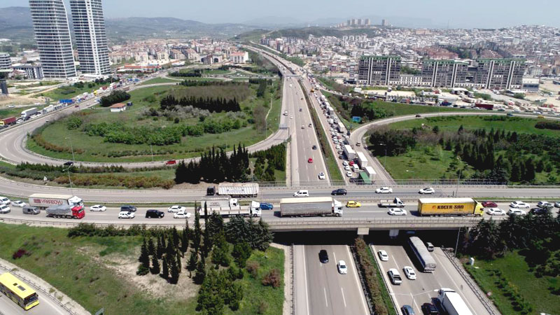 Görüntüler Bursa’dan… Göç yoğunluğu! Kilometrelerce kuyruk…