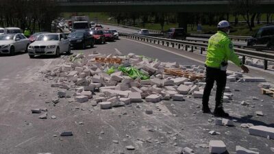 TIR’daki tuğlalar yola devrildi! Trafik kilitlendi