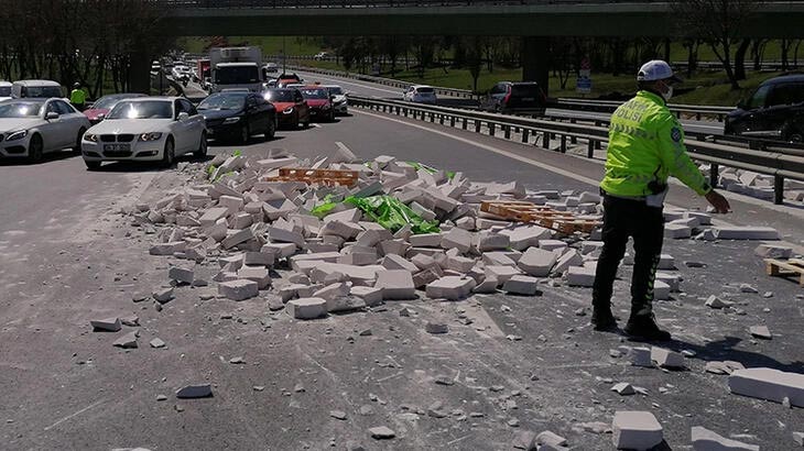 TIR’daki tuğlalar yola devrildi! Trafik kilitlendi