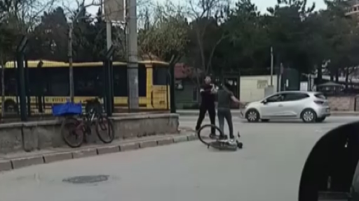 Bursa’da yol verme kavgası! Yumruklar konuştu