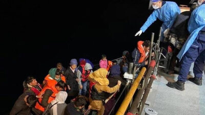 Türk kara sularına itilen 56 düzensiz göçmen kurtarıldı