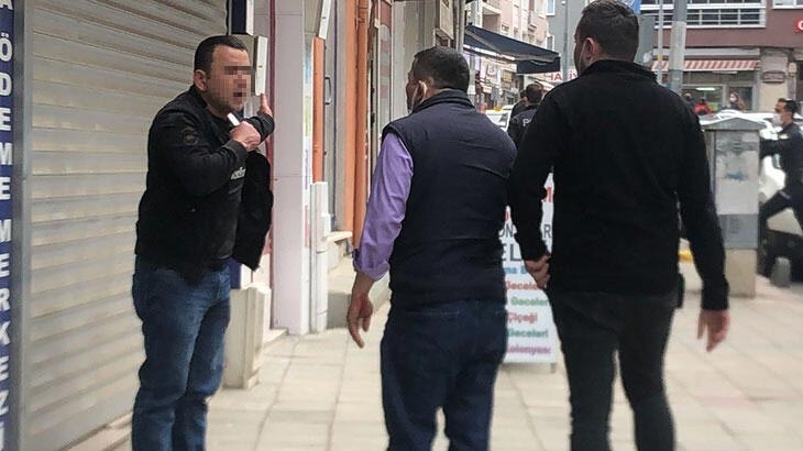 Sokak ortasında korku dolu anlar! Boğazına bıçağı dayadı