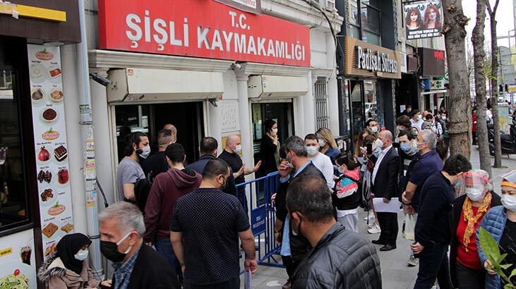 Seyahat izin belgesi almak isteyenler kaymakamlıklara akın etti