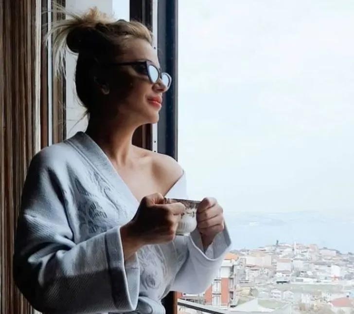 Mini elbisesiyle boy gösterdi! ‘Gözümüz yükseklerde…’ Mini elbisesiyle boy gösterdi! ‘Gözümüz yükseklerde…’