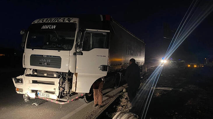 TIR ile otomobil çarpıştı! 3 kişi hayatını kaybetti