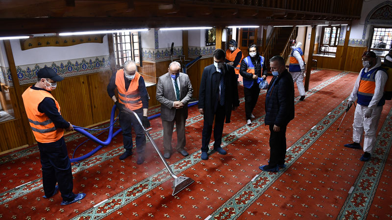 Osmangazi’deki camilerde ramazan temizliği Osmangazi’deki camilerde ramazan temizliği