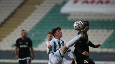 Bursaspor maçında korkutan kaza! Genç oyuncu ayağa kalkamadı!