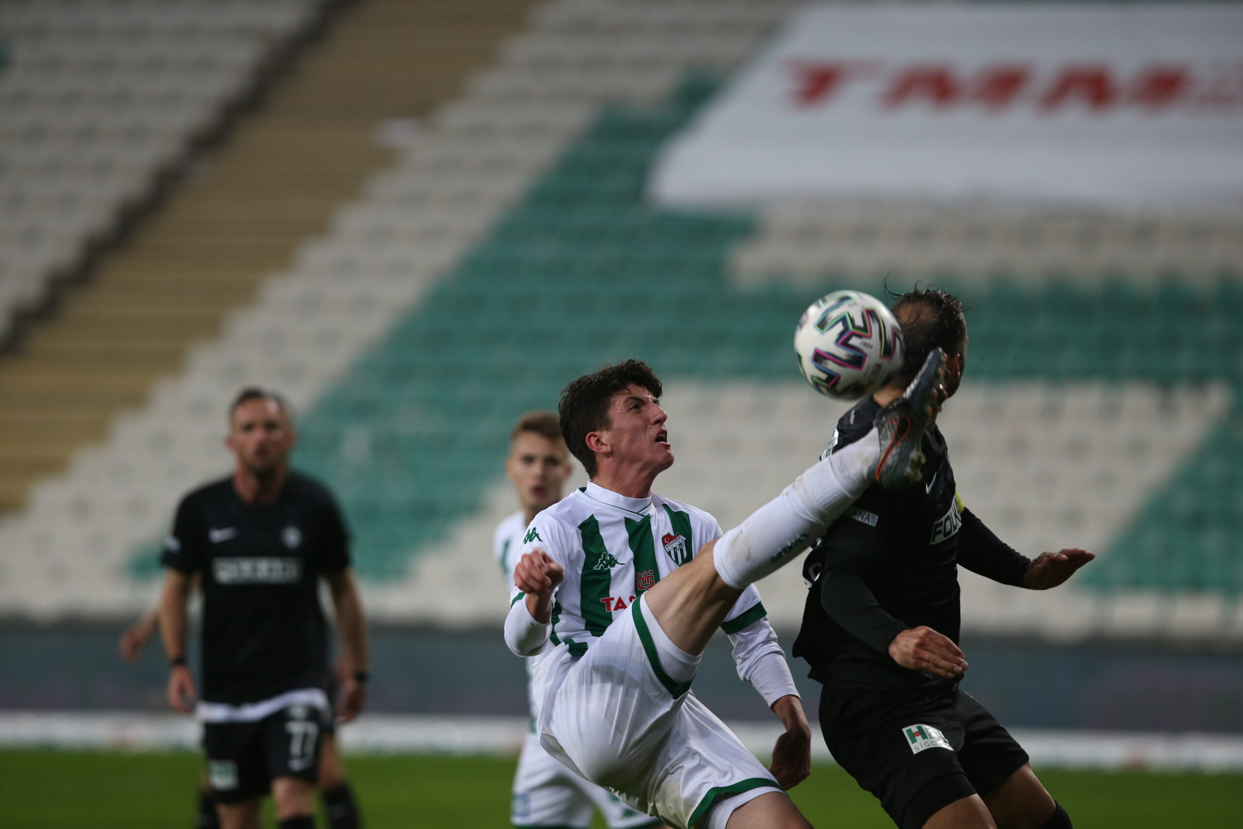 Bursaspor maçında korkutan kaza! Genç oyuncu ayağa kalkamadı!