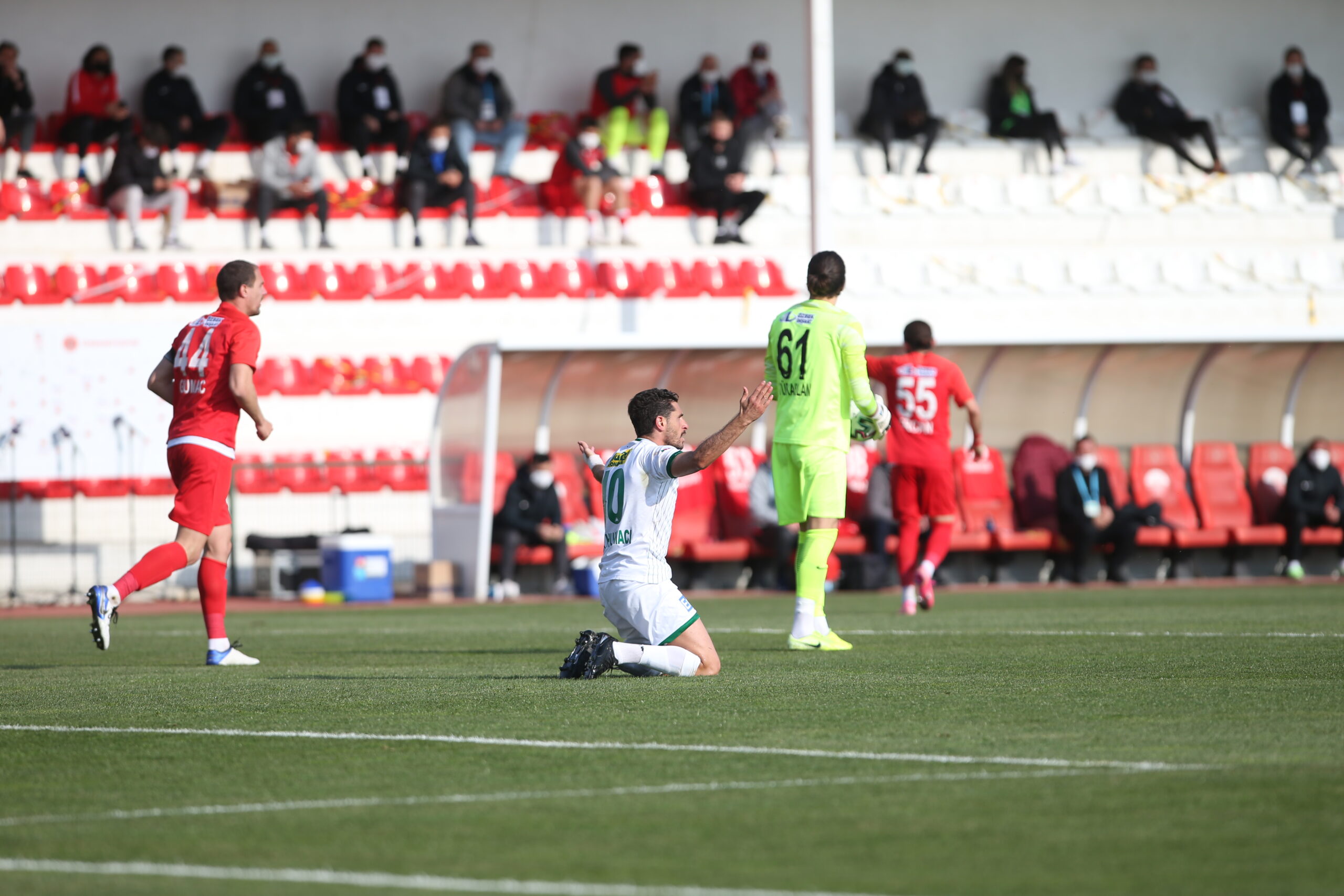 Bursaspor’da kadro sıkıntısı! Mustafa Er kimlere izin verdi?