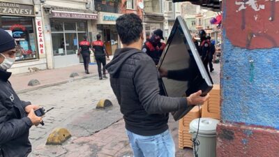 Kucağında çalıntı televizyonla denetimde polise yakalandı
