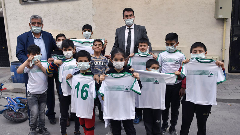 Dündar, yetim çocukların yüzünü güldürdü