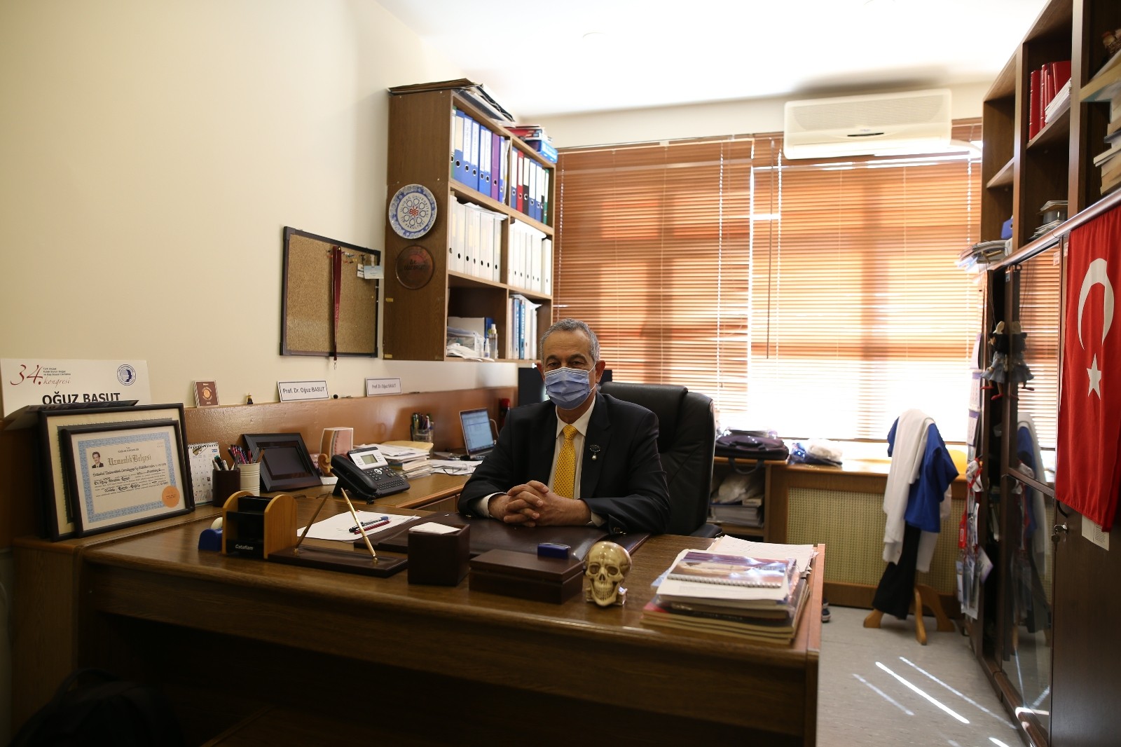 Bursa’da ameliyat sırasında fenalaştı, ayağına serum takıp operasyona devam etti