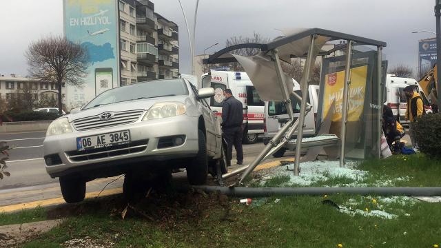 Otomobil otobüs durağına daldı