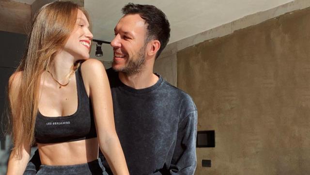 Duygu Özaslan, sevgilisiyle havuzda sarmaş dolaş poz verdi