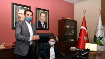 Başkan Dündar, koltuğu çocuklara devretti