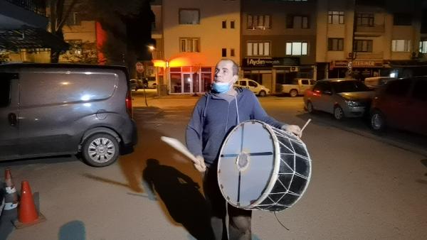 Bursa’da ramazan davulcusundan duygulandıran hareket Bursa’da ramazan davulcusundan duygulandıran hareket