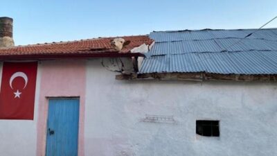 Aşıdan korkup kaçan dana çatıda asılı kaldı