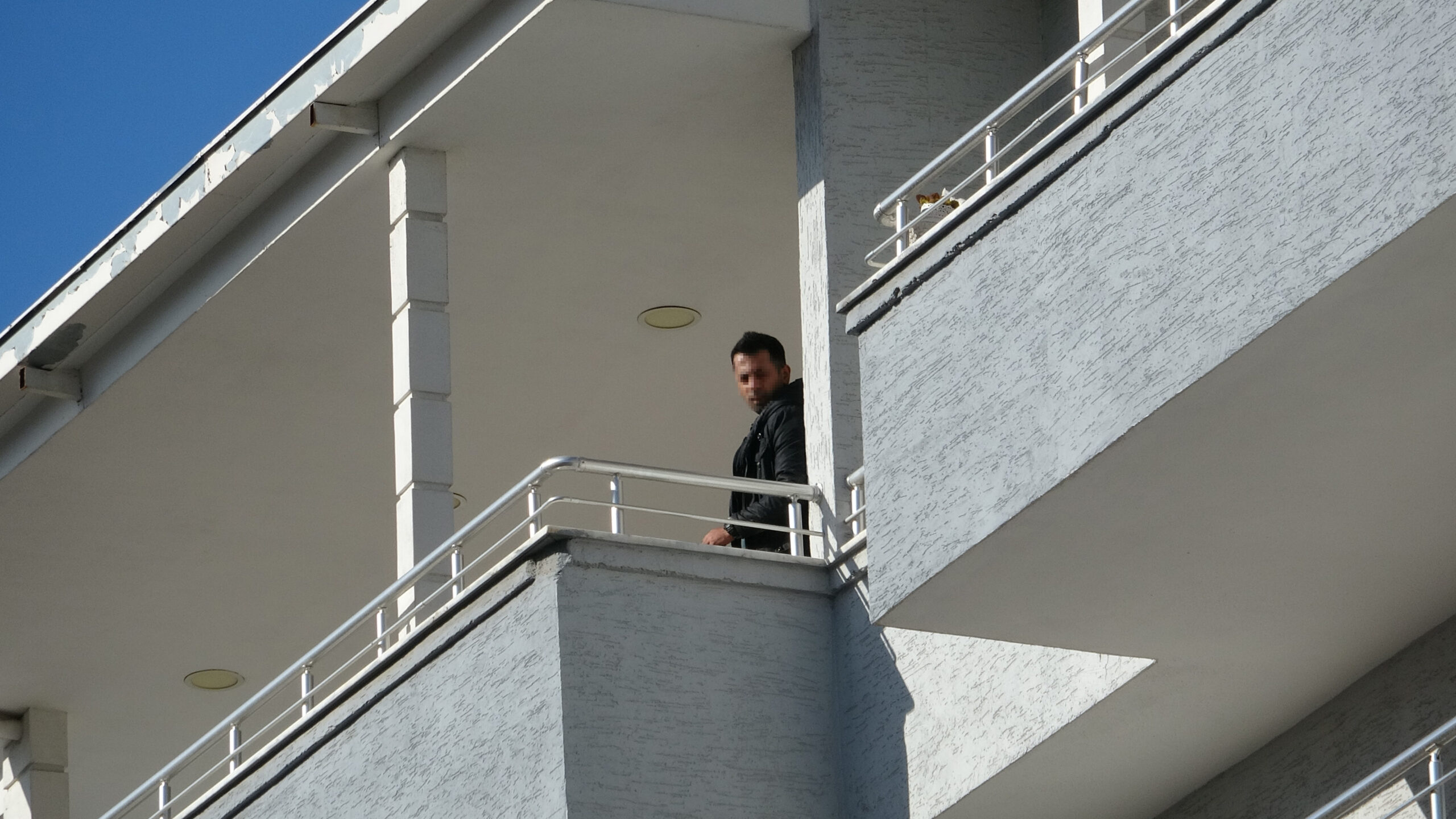 Bursa’da önce eşini öldürdü; polisi görünce de balkona çıkıp intihara kalkıştı