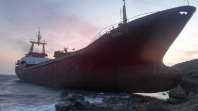 Bozcaada’da gemi karaya oturdu