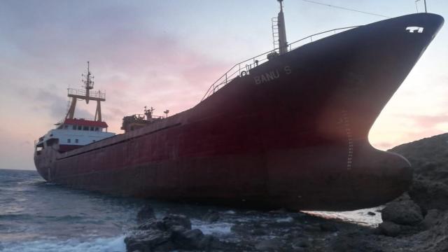 Bozcaada’da gemi karaya oturdu