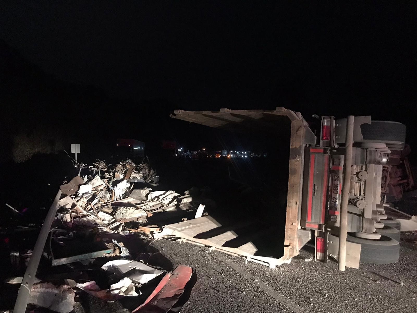 Bursa-Ankara karayolunda tır devrildi Bursa-Ankara karayolunda tır devrildi