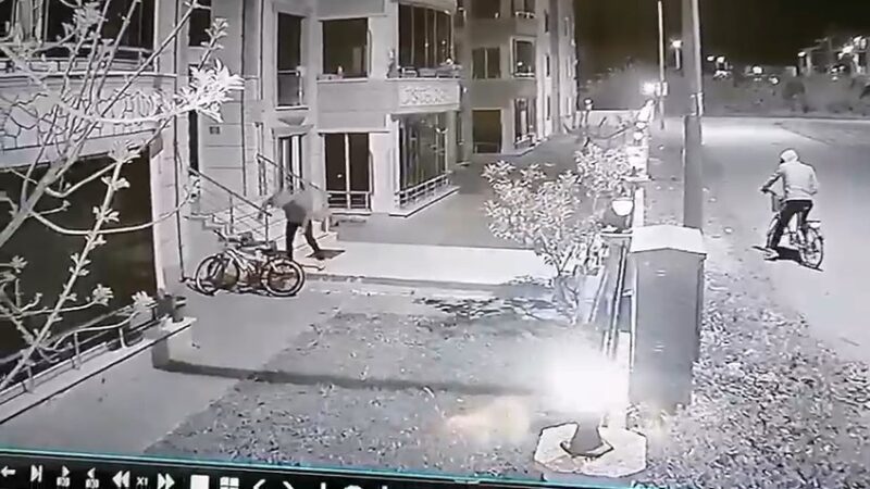 Bursa’da meydana gelen bisiklet hırsızlığı saniye saniye güvenlik kamerasına yansıdı.