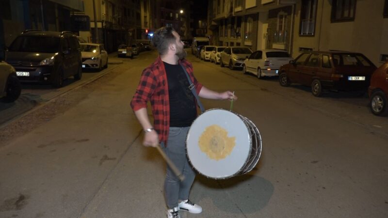 Bursa’nın Kestel ilçesinde ramazan ayında mahallede çaldığı davul eşliğinde ünlü