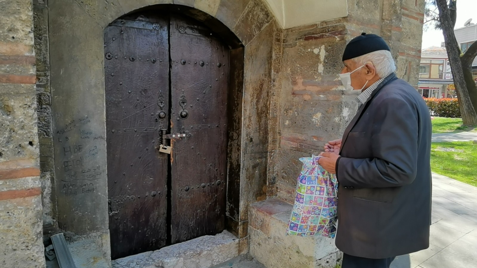 Bursa’da türbeye çirkin saldırı Bursa’da türbeye çirkin saldırı