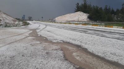 Nisan ayında dolu sürprizi! 6 dakikada her yer beyaza büründü