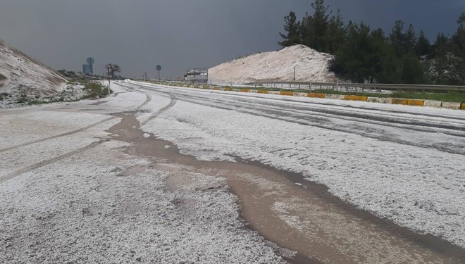 Nisan ayında dolu sürprizi! 6 dakikada her yer beyaza büründü