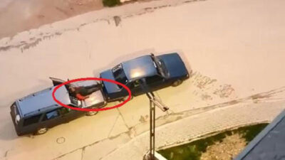 Görüntü Bursa’dan! Otomobilin kaputuna oturup…