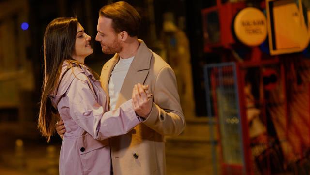 Hande Erçel ve Kerem Bürsin, Instagram’dan aşklarını ilan etti