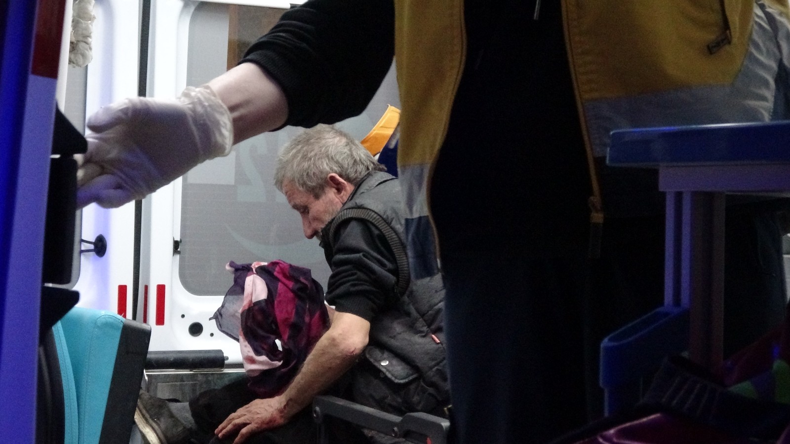 Bursa’da engelli kardeşini bıçakladı!