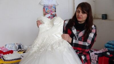 Bursa’da evlenecek çiftlere bedava gelinlik ve damatlık hediye ediyorlar